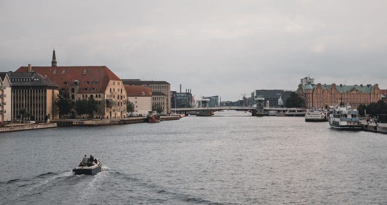 Boat rental or guided tours: Experience Copenhagen from the waterfront