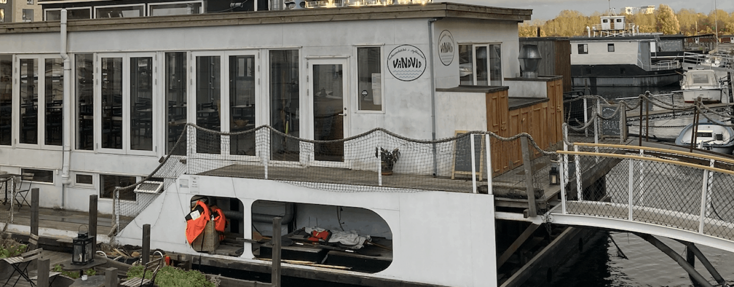 Restaurant Vandvid på Sluseholmen inviterer til grillet påskelam på kajen