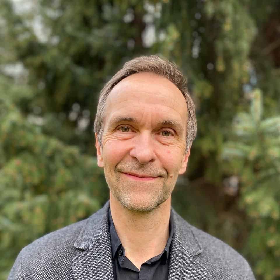 Her er ugens Københavnersnude, Jens Brygmann, som skriver og producerer musik i duoen Into the Blood. Derudover arbejder Jens som pædagogmedhjælper, og så er han familiefar. Han har boet det meste af sit liv i København og er den mellemste bror i den kreative Brygmann-klan. Den 13. maj er han aktuel med single- og videoreleasen “Undressed by the Sound” med sit musikalske projekt – den elektroniske duo Into the Blood.
Mød Jens og hans København på LoveCopenhagen #linkinbio
#lovecph #københavnersnuden #jensbrygmann #copenhagenliving #bestcopenhagen #copenhagensworld #copenhagenlife #elskerkøbenhavn #lovecopenhagen