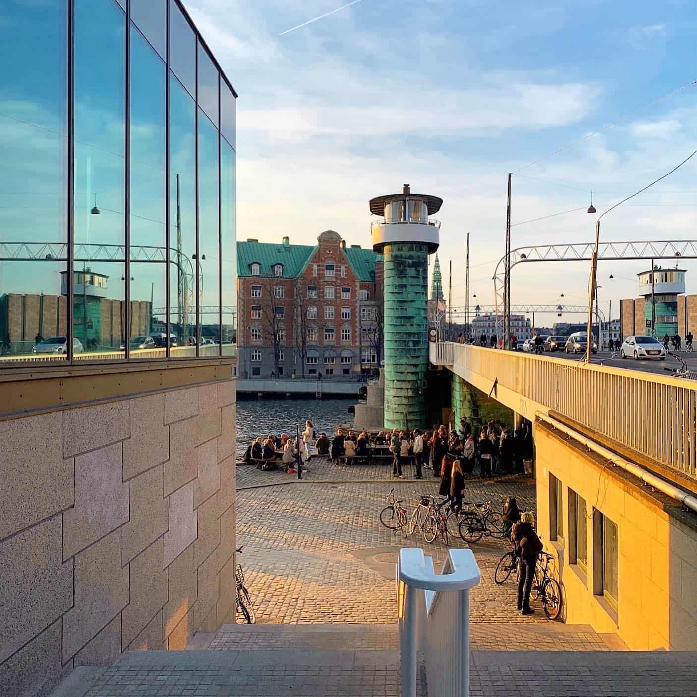 Det eneste minus ved alle de skæve helligdage er, når man rammer en fuld arbejdsuge 😅 Men næste uge er heldigvis kort, og lige om lidt starter din weekend - her er vores anbefalinger:
🍸Torsdagsbar på @otilliacopenhagen
🌳Havefest hos @villa_kultur
🍺 Ølfestival i @lokomotivvaerkstedet
🧥Søndags-loppemarked i Carlsberg Byen, på Nørrebro eller @broensgadekoekken
Læs hele vores weekendguide på LoveCopenhagen #linkibio
#lovecph #knippelsbro #knippelsbrotårn #copenhagenliving #bestcopenhagen #copenhagensworld #copenhagenlife #elskerkøbenhavn #lovecopenhagen